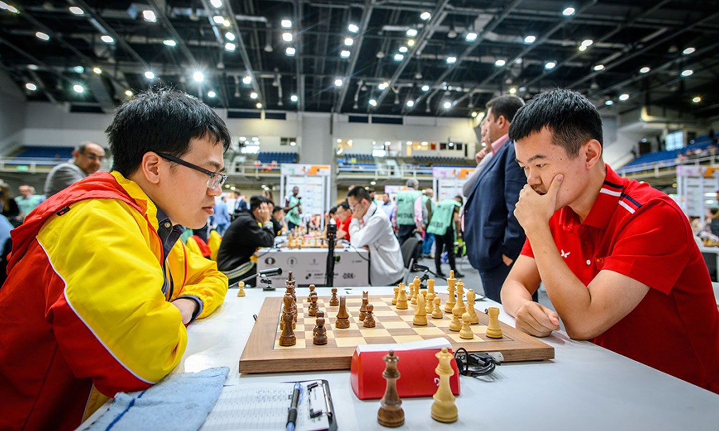 Kỳ thủ Lê Quang Liêm (bên trái) trong trận gặp Ding Liren. Ảnh: FIDE 